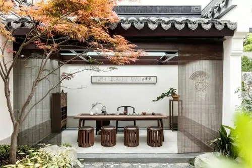 |秋日的中式庭院，一缕阳光，两个人，一壶茶，一盘棋，安静从容