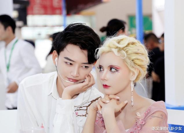 整容|“真人芭比”迪丽拉为男友换回常服，没了“芭比妆”眉眼奇怪，网友直言不适合