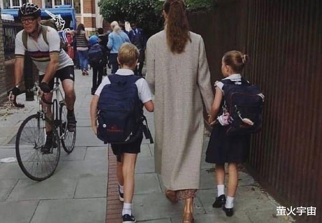凯特王妃|凯特王妃送俩娃上学，夏公主罕见梳盘头真精致，乔治背着巨大书包