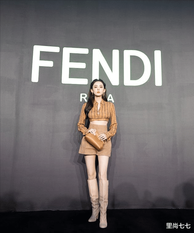 里尚七七|宋慧乔久违公开露面，穿针织衫内八站姿抢镜，换新发型变邻家姐姐