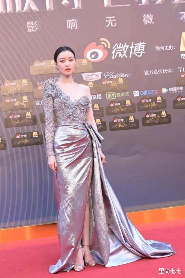 倪妮|四代谋女郎同台，章子怡显老刘浩存驼背，倪妮小肚明显周冬雨躺赢