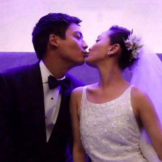 周迅|周迅被曝“姐弟恋”后俏皮露面，小13岁卓越为她打卡显贴心