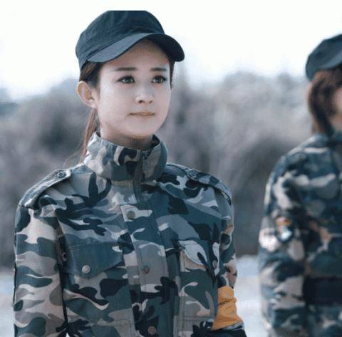 迪丽热巴|40位女明星军装照：赵丽颖金晨英气逼人，热巴娇俏，景甜青春可人