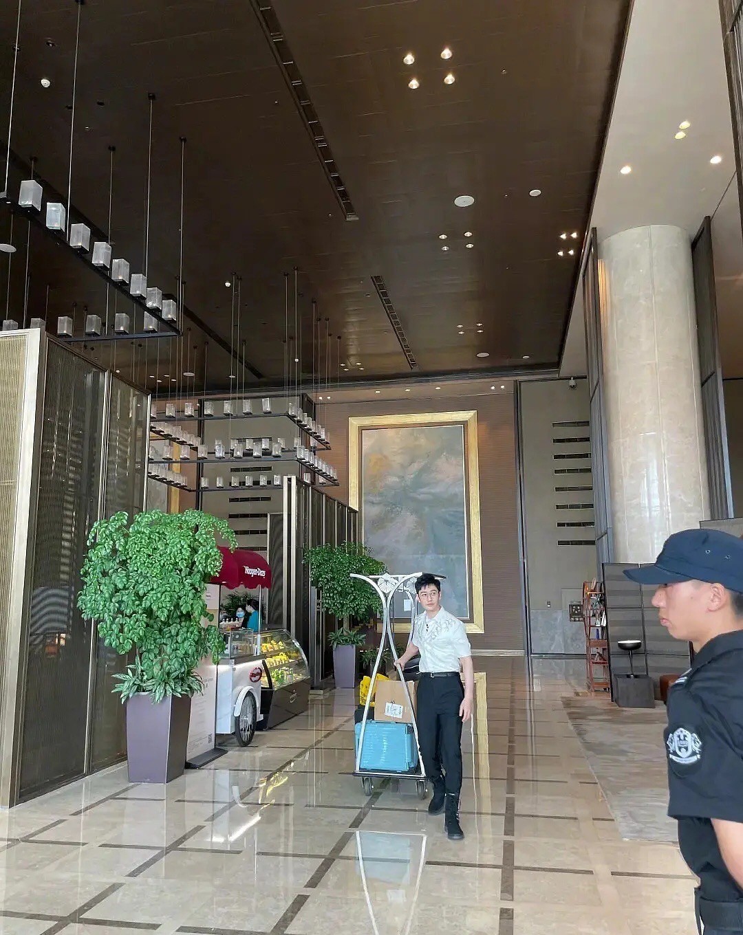 西装|新一季《中餐厅》终于开录！黄晓明穿“霸总风”没翻车，哪像43岁