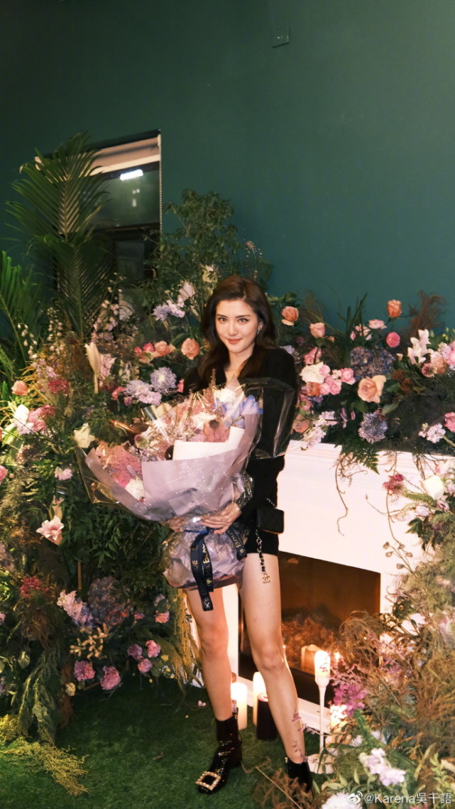 施伯雄|吴千语晒男友视角庆生美照，感谢施伯雄送花，表白对方是灵魂伴侣