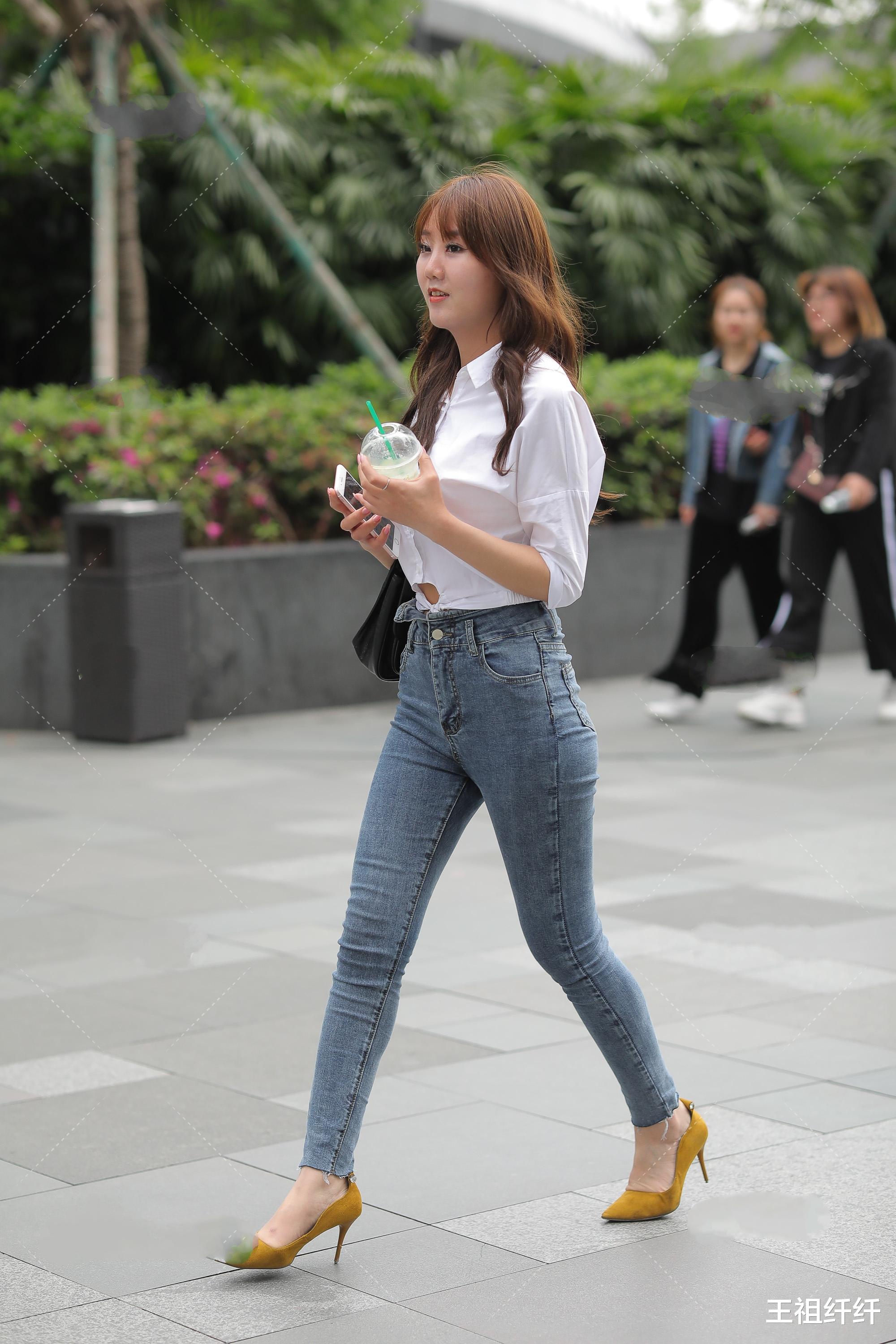 穿衣搭配|职场女性的穿搭都是白色衬衫，想要穿的不同可以搭配一双黄色高跟鞋