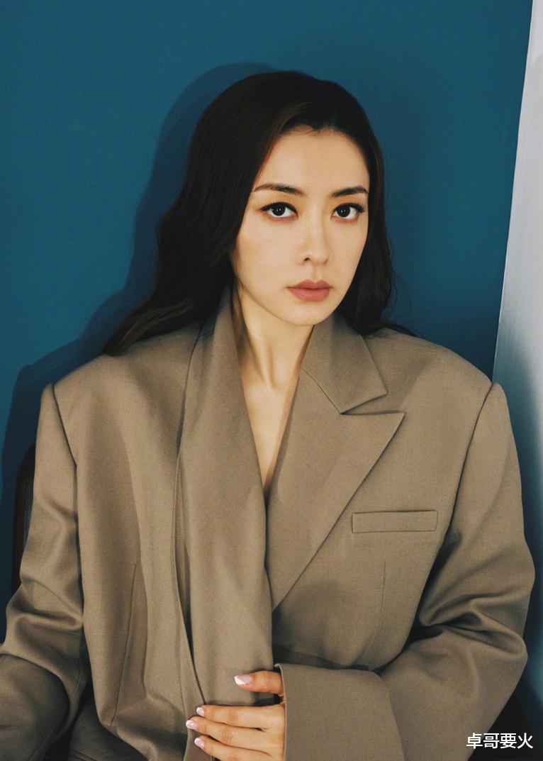 超模|不愧是“世界一流”超模，熊黛林连土味裹胸吊带裙，都穿出了气质