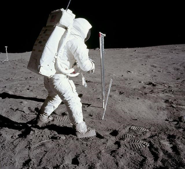 月球 对比嫦娥5号上的国旗，阿波罗登月遭质疑：为何你的国旗能飘动？