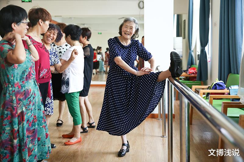 文博浅说|退休阿姨去学“楼腰舞”，老公提出离婚，57岁阿姨自述：我该何去何从呢？