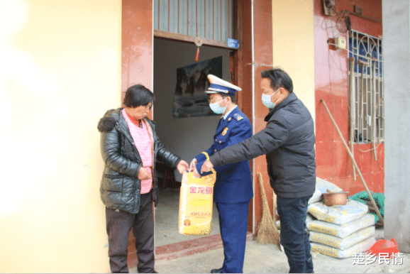 楚乡民情 鄂州市临空经济区消防救援大队春节前夕走访慰问辖区困难家庭