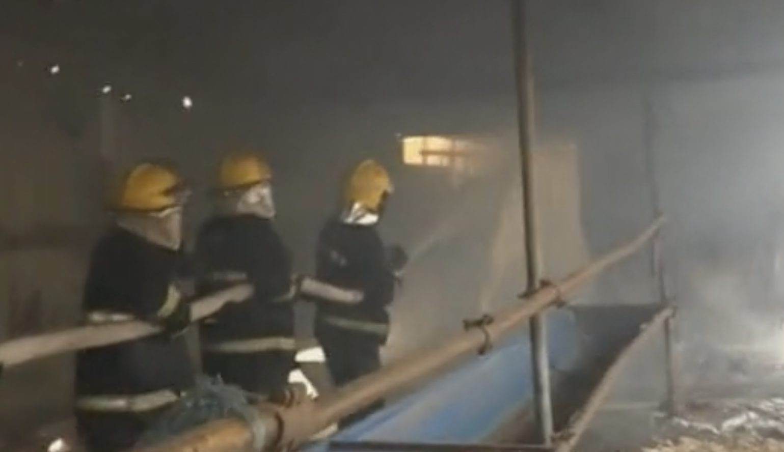 包头之窗 包头一牧民使用明火烧水，结果引燃了羊圈