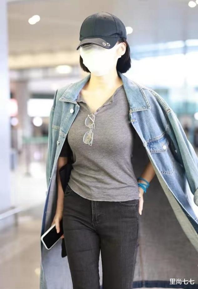 里尚七七 纯欲风算是被许晴玩明白了！一身牛仔看似休闲，针织小衫才是关键