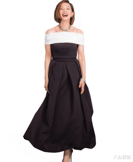 八分穿搭|61岁毛舜筠真会“保养”，黑色连衣裙优雅高级，婀娜身段不输少女