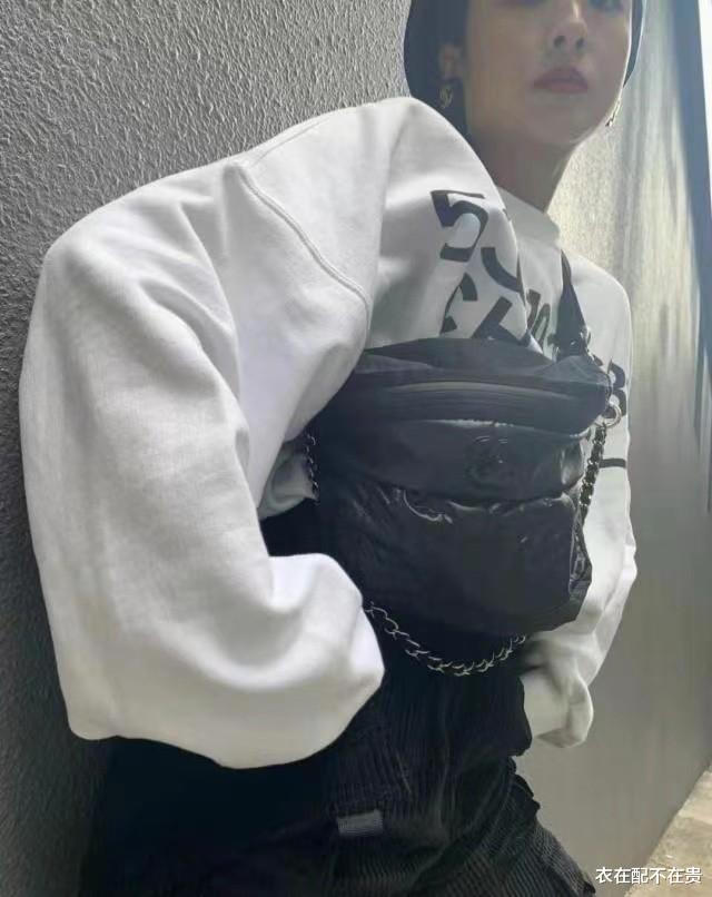 衣在配不在贵 陈奕迅老婆穿得真“夸张”，1万多的纸鞋搭卫衣，看着别扭却时髦