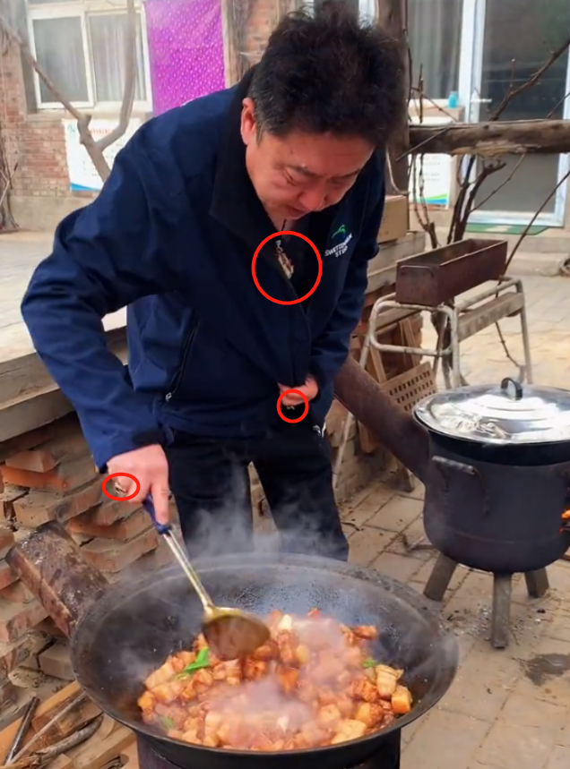 于谦|52岁于谦在农家小院做饭！被烟熏得满脸通红，脖子上大玉坠太抢镜