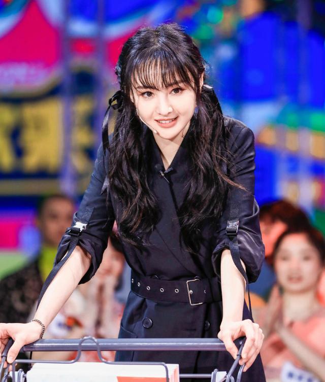 郑爽|2月4日，郑爽再上官媒成新公益大使，粉丝控评很强，结局大快人心