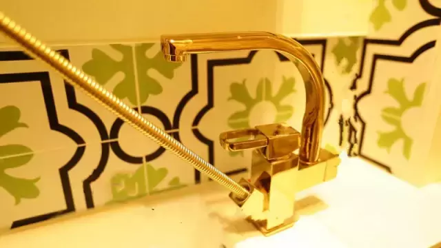 设计师|为报老人滴水之恩，北漂小伙爆改28平垃圾房，变阳光养老别墅