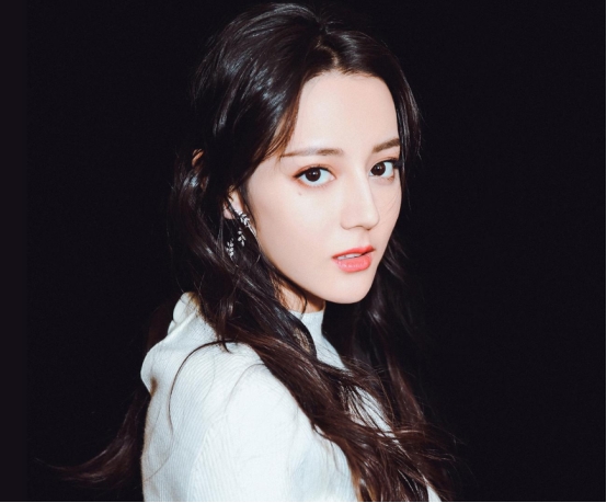 迪丽热巴|迪丽热巴崩塌的颜，做作的表现，只会让人觉得尴尬