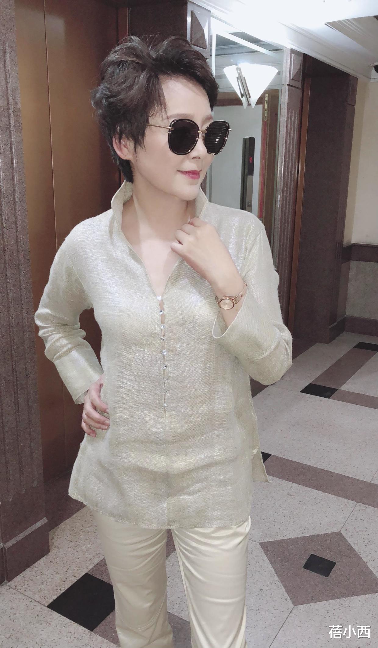 眉笔|57年的张瑜越老越优雅，穿灰色纱裙配短发亮相，精致高级又显气质