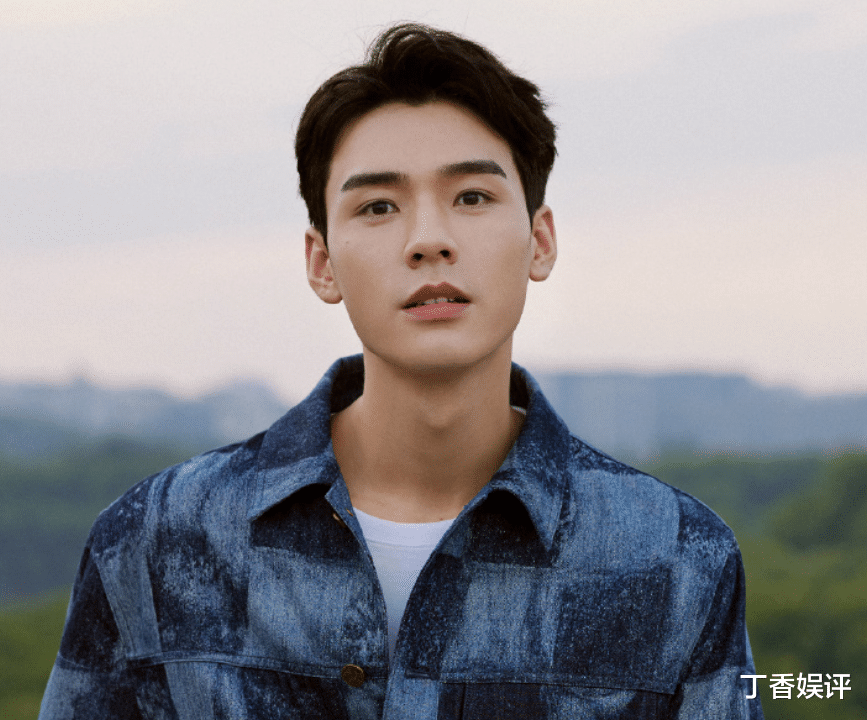 龚俊|龚俊晒女友视角大片，五官精致帅出新高，睡眼惺忪的模样谁扛得住