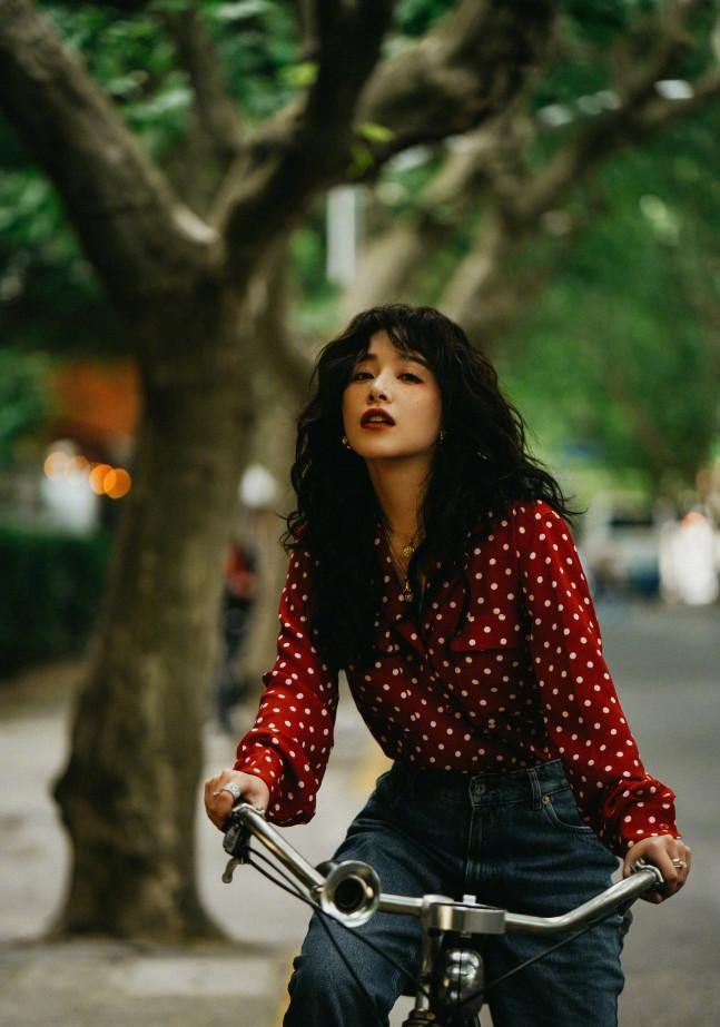 潮流搭配师甜甜|阚清子才是“真御姐”,黑长直配复古红裙,骨子里散发着贵气