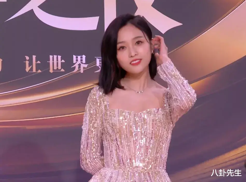 黄晓明|微博之夜女星斗艳：热巴精致如洋娃娃，江疏影穿着最大胆