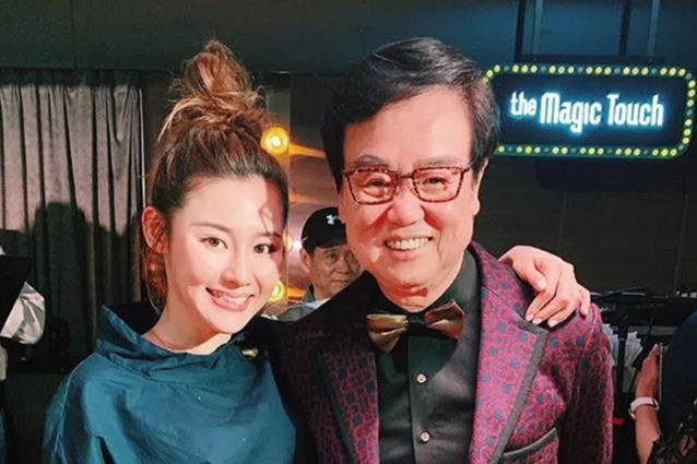 |晒晒黄百鸣住的豪宅，内景装修简单，在卫生间秀自拍还有马甲线