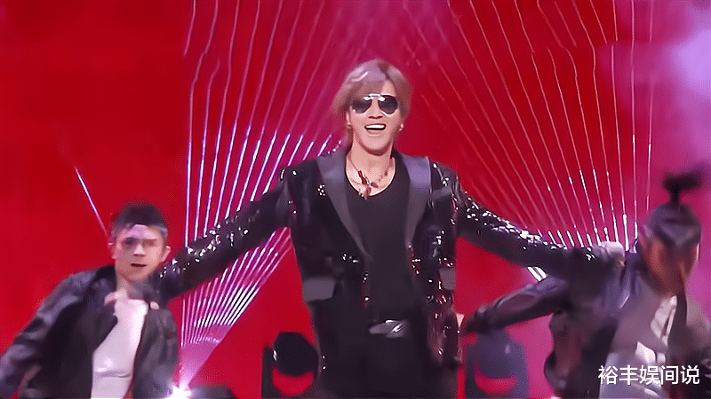 罗志祥|罗志祥跨年夜重回舞台，穿黑色劲装大跳热舞，惹现场10万观众尖叫