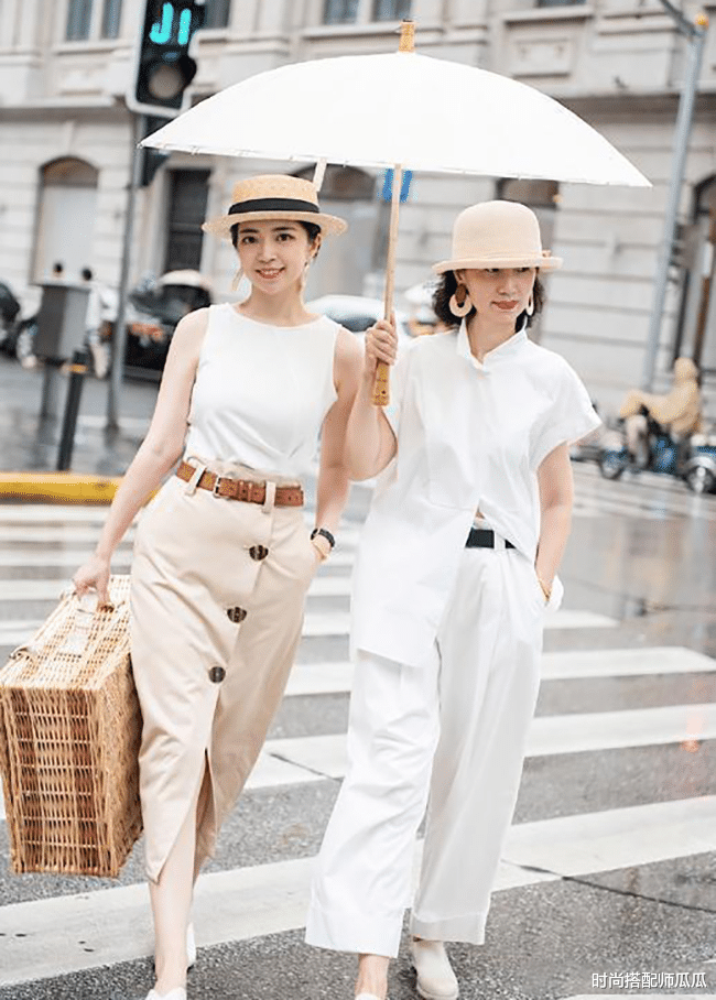 时尚搭配师瓜瓜|?这才是50岁女人该有的打扮，拒绝“扮嫩”，简单高级的气质才更美