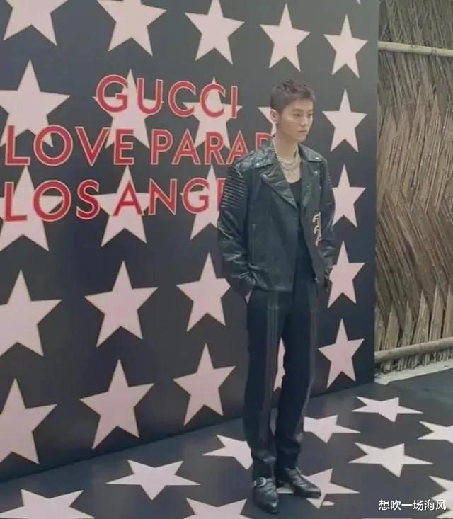 王琳凯|不惧“娘化”，22岁男歌手身穿镂空吊带开唱，烟熏红唇很“妖艳”