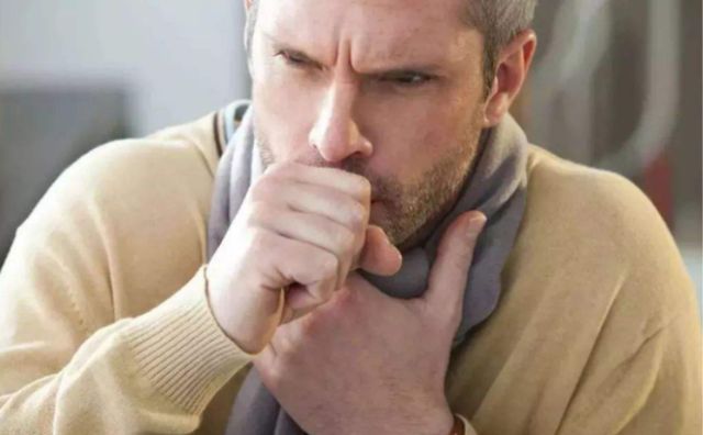 痰液|黄痰是热，白痰是寒？中医提醒：咳出4类痰液，可能是肺不好了