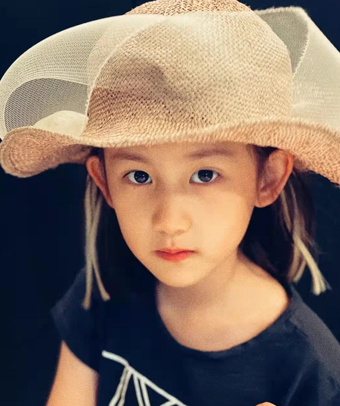 潘金莲|黄磊7岁小女儿颜值青出于蓝！戴邮差帽灵气逼人，比多多苦相脸美