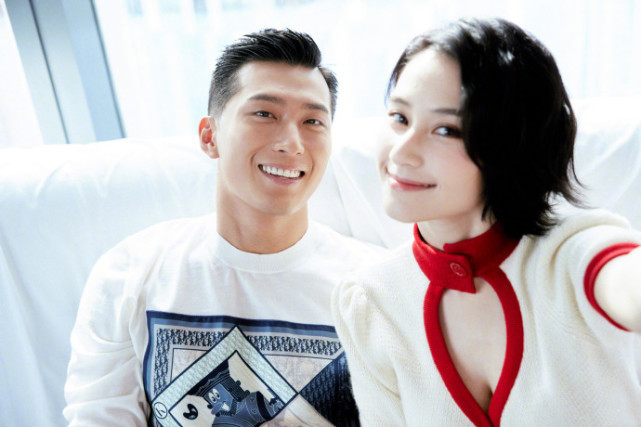 窦骁|向华强一家四口现身看秀！向太瘦了不少，向佐紧牵郭碧婷超甜