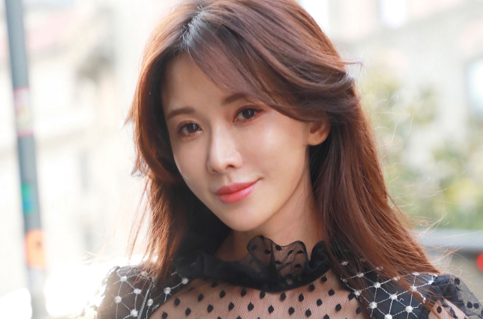 殷桃|殷桃在路边摊摆拍,完全看不出岁月的痕迹,模样变得让人不敢认