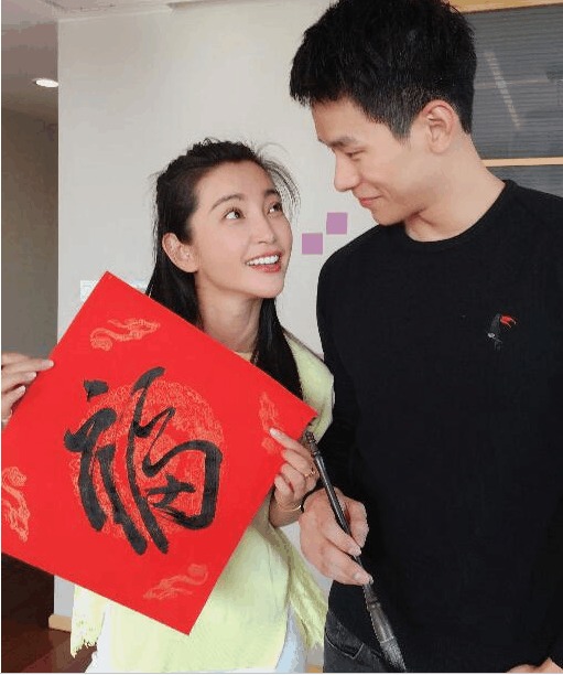 李冰冰|2004年李冰冰被朱孝天亲吻，两人酒店房间过夜，因此事业受挫