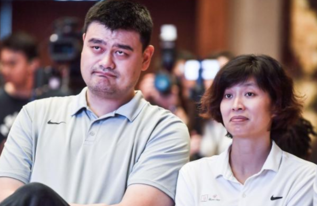 十万个家居为什么|走进姚明在休斯敦的豪宅，客厅特意做了挑高设计，两层复式很醒目