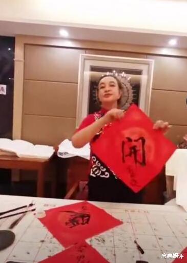 刘晓庆|刘晓庆戴巨型玉镯写福，圆润油腻发福长胖明显，删除视频缓解尴尬