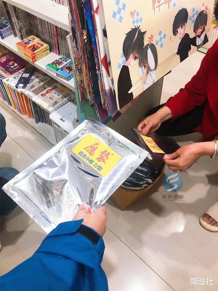 漫画|披着《海贼王》外壳卖污秽漫画，腐漫，学校门口的动漫店被处罚了