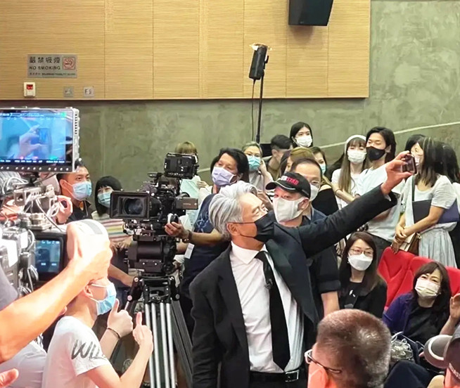 全球时尚号|周润发获博士学位，满头白发依然很帅气，和粉丝合影暖心低姿态