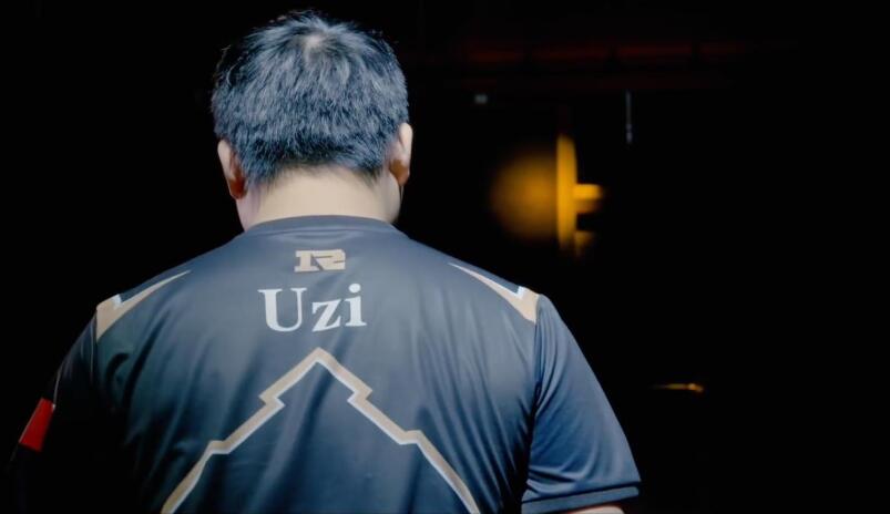 Uzi|Uzi与RNG解约后首播，人气破六百万，4个字说出了委屈？