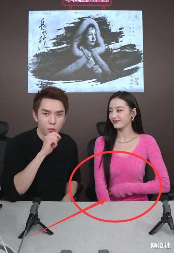 迪丽热巴|迪丽热巴直播过程频繁遮肚子，当她把手拿开后，弹幕炸锅：我眼花了？