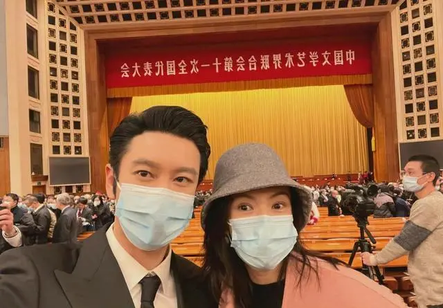 章子怡|章子怡绝美证件照太有央视范！穿藕粉大衣超温柔，海霞都变小迷妹