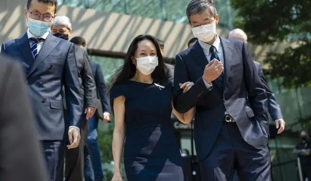 全球时尚风行|孟晚舟戴华为手表亮相太霸气！比手上钻戒还吸睛，搭小黑裙好高贵