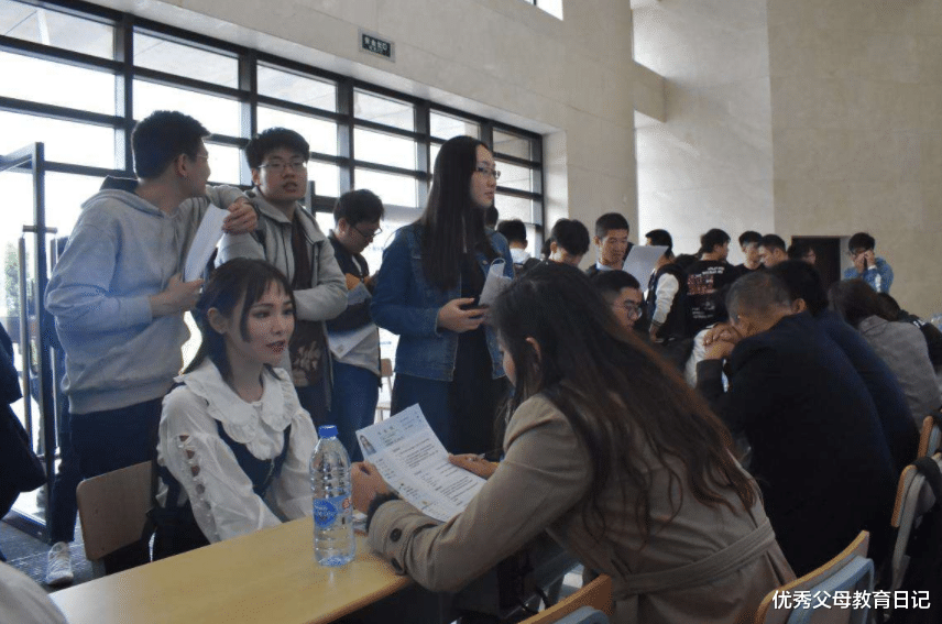 求职|垫底985和顶尖211院校，哪个更容易找工作？听听企业面试官怎么说