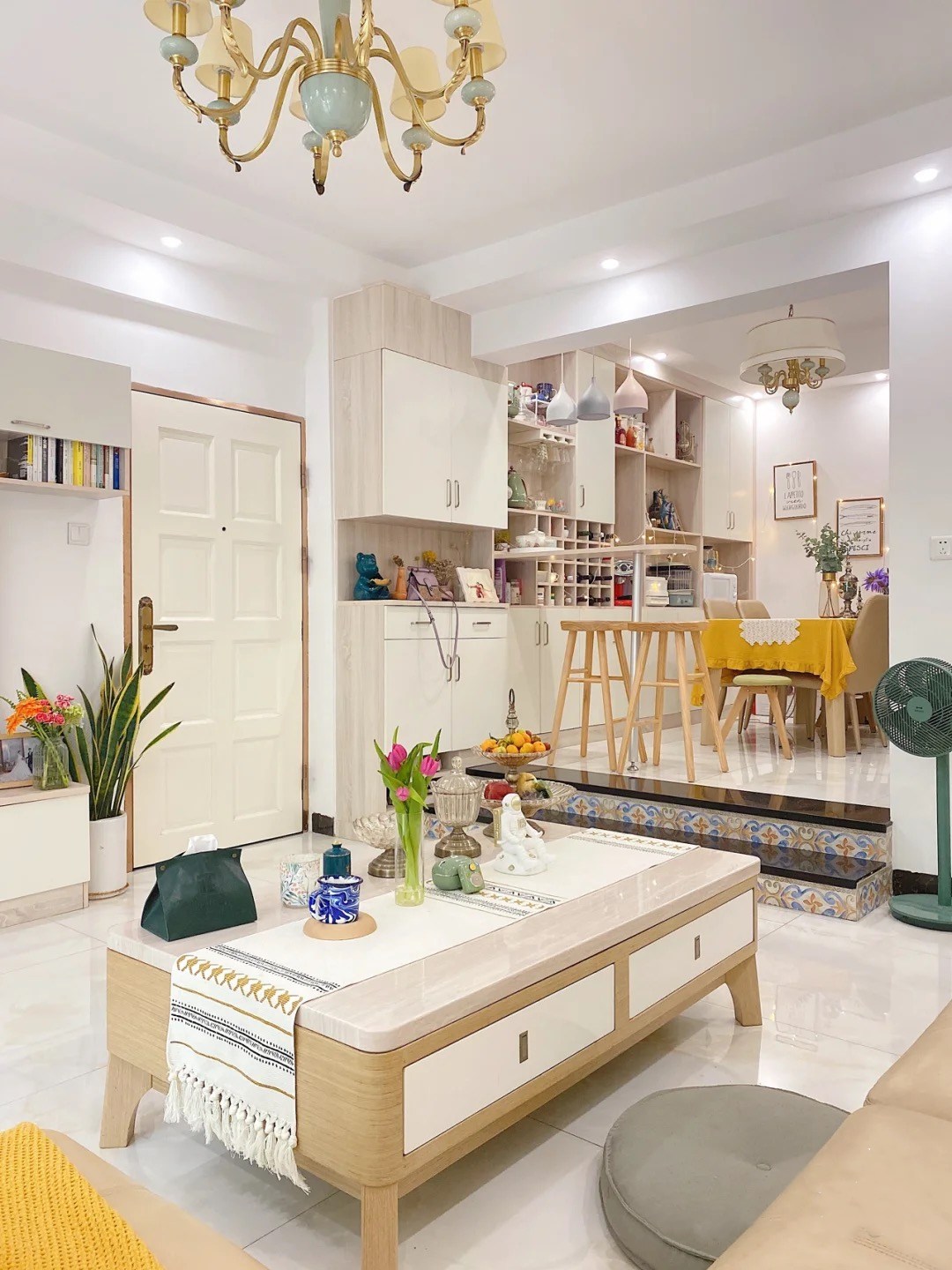 |她家85平米，家居氛围太温暖人心了，餐厅做个小抬高，真有个性