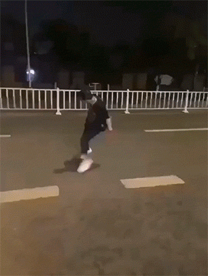 歪骆驼|“小姐姐在面盆里洗脚，摔倒的画面太舒适，看你下次还敢不敢”