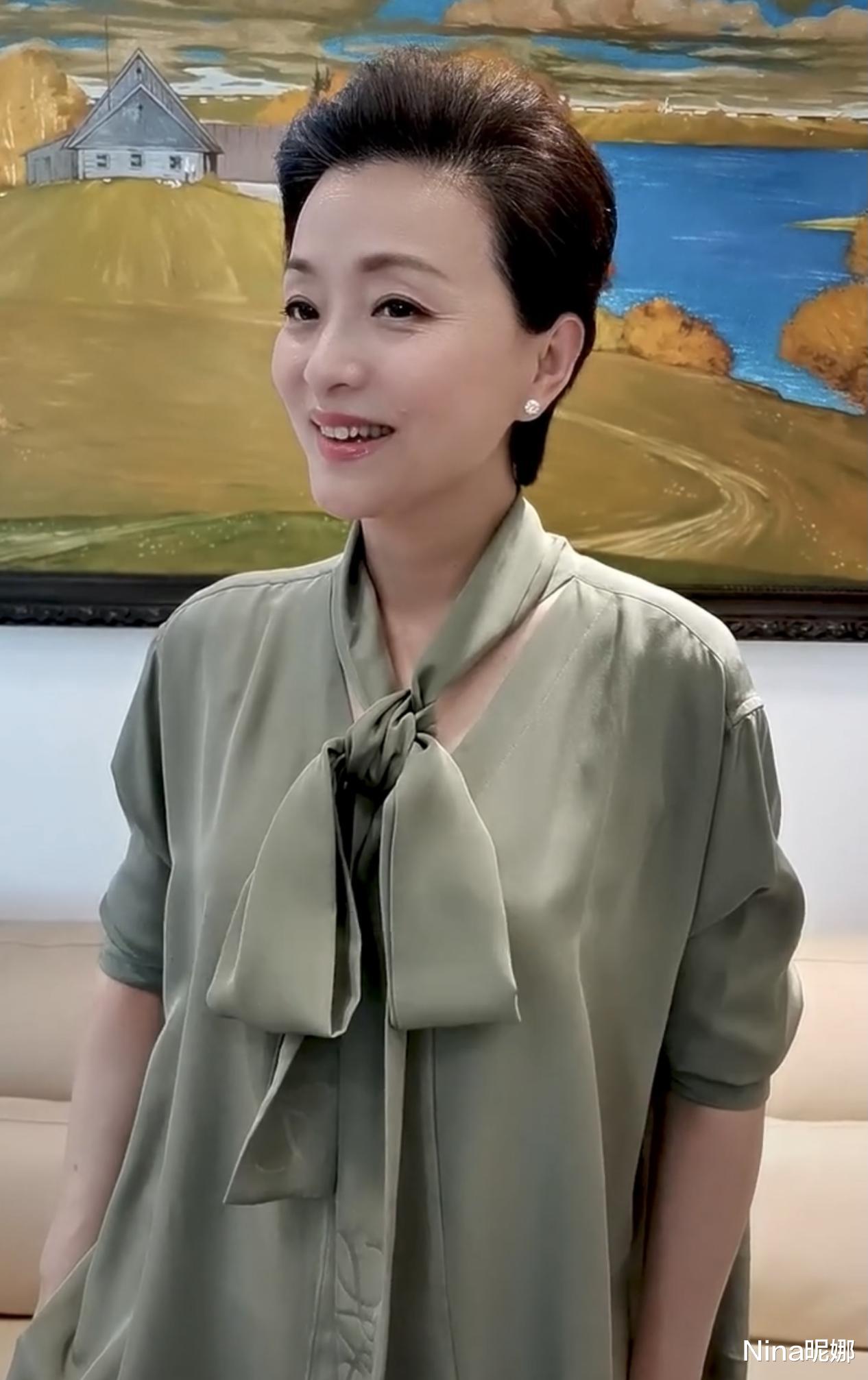 衬衫|53岁杨澜真老了，穿蝴蝶结衬衫过母亲节脸瘦了一圈，掀起刘海黑眼圈鱼尾纹太明显