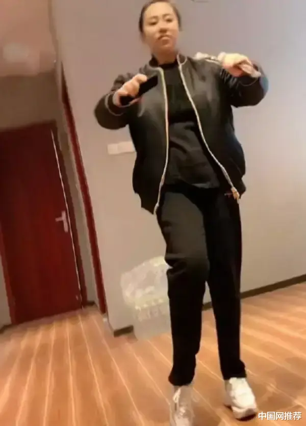 中国网推荐 丫蛋晒跳舞视频，腹部凸起疑似怀二胎