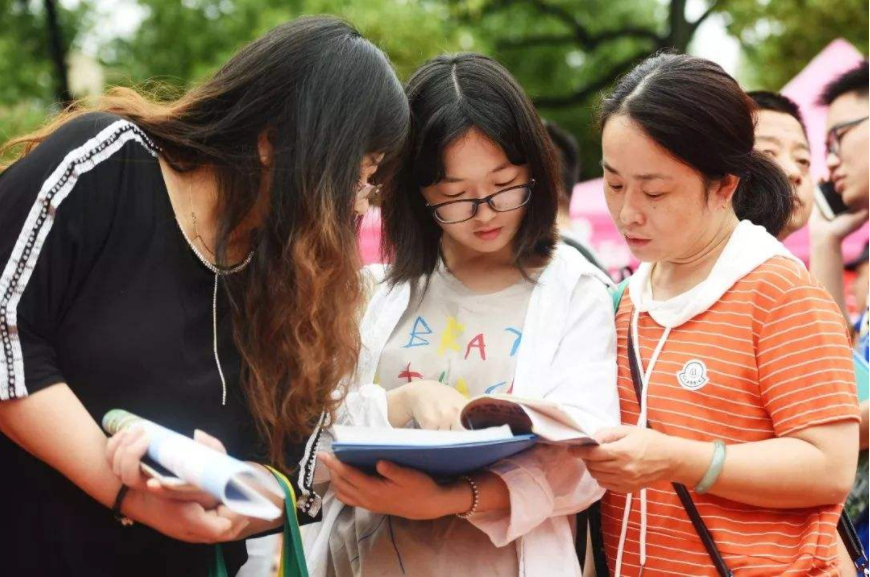 翻译|大学生含泪吐槽，上了专科才知道的3个真相，后悔没有读民办本科