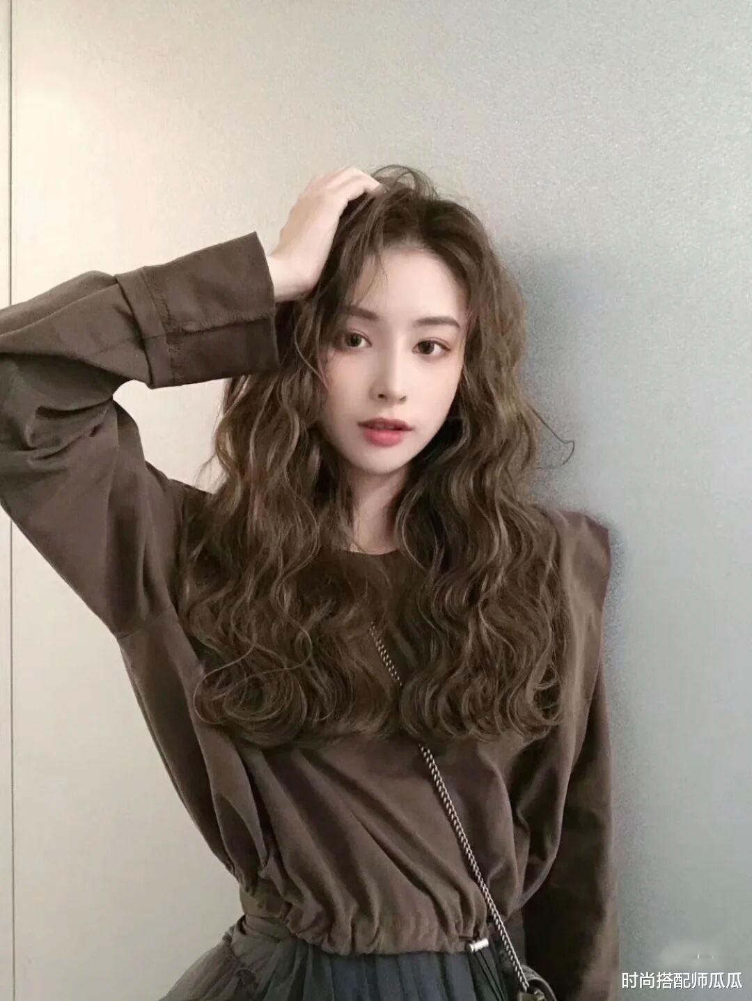 发型|50岁女人尽量少烫“大妈卷”，试试这五种发型，时髦显气质还减龄